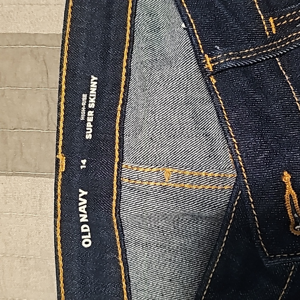 BNWOT Old Navy high-rise super skinny jeans